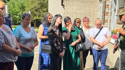 У селі на Волині відкрили пам'ятну дошку загиблому захиснику У селі на Волині відкрили пам'ятну дошку загиблому захиснику