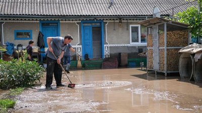 Жителі сіл прибирають подвір'я після сильної зливи. Жителі сіл прибирають подвір'я після сильної зливи.