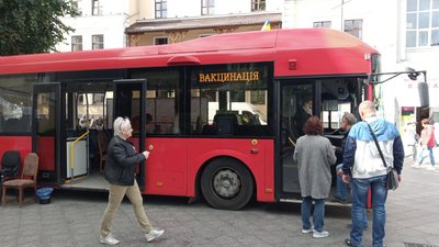 У Житомирі бажаючих вакцинують від коронавірусу в мобільному пункті, облаштованому в автобусі У Житомирі бажаючих вакцинують від коронавірусу в мобільному пункті, облаштованому в автобусі