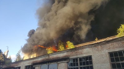 У Львові на вулиці Стрийській горить закинута будівля