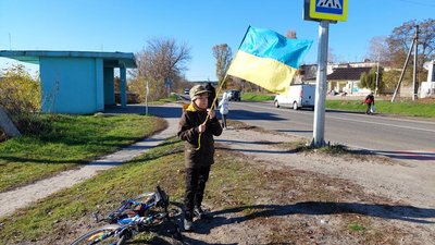 "Хочу, щоб ми перемогли і я грався з друзями": на Харківщині 12-річний Максим вітає військових на трасі