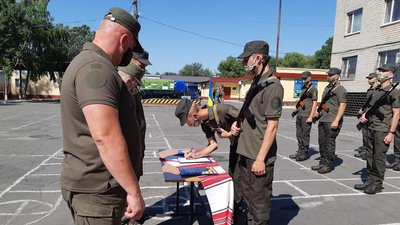 В масках та з дотриманням вимог карантину: як херсонські гвардійці складали військову присягу В масках та з дотриманням вимог карантину: як херсонські гвардійці складали військову присягу