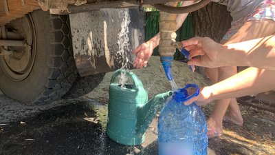 Підвозять воду автоцистернами