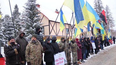 У Гуті десятки людей мітингували "проти політичних репресій Зеленського" У Гуті десятки людей мітингували "проти політичних репресій Зеленського"