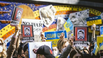 Як у світі підтримують українців під час військового наступу Росії — фоторепортажі протестів