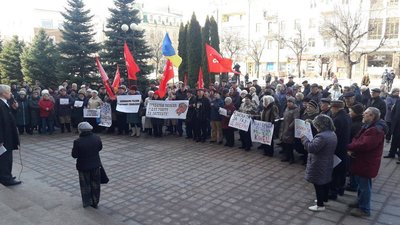 У Кропивницькому на площі перед міськрадою вимагали зниження тарифів на воду, тепло, світло та газ