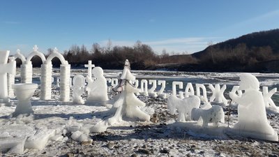 На Франківщині у селі Саджавка місцеві жителі спорудили льодове містечко На Франківщині у селі Саджавка місцеві жителі спорудили льодове містечко