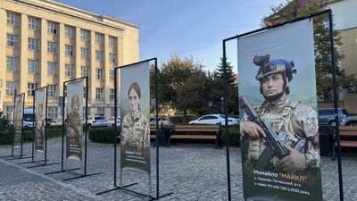 Фотовиставку «Родом із дому» та експозицію дронів відкрили в Ужгороді