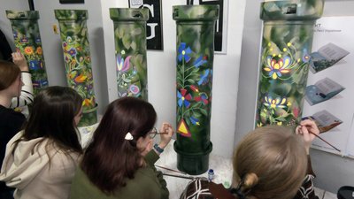 Волинські студенти розмальовують тубуси від снарядів до благодійного аукціону Волинські студенти розмальовують тубуси від снарядів до благодійного аукціону