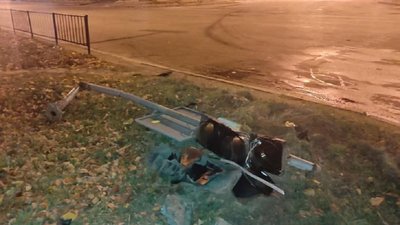 У Львові авто в'їхало у світлофор та загорілося У Львові авто в'їхало у світлофор та загорілося