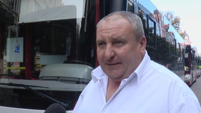 Встановили рекорд. У Франківську спортсмени тягнули 9 комунальних автобусів Встановили рекорд. У Франківську спортсмени тягнули 9 комунальних автобусів