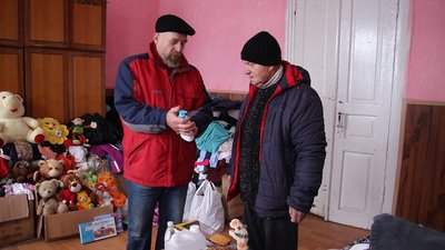 "Скарбничка добра". На Вінниччині в гумцентрі видають переселенцям теплі речі та побутову техніку