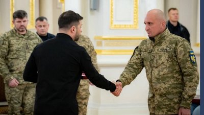 Володимир Зеленський вручає нагороду Сергію Осипчуку