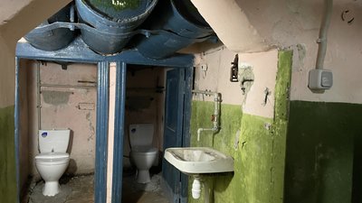Умивальники та туалети, встановлені в укритті на вулиці Молочній, 20, Харків Умивальники та туалети, встановлені в укритті на вулиці Молочній, 20, Харків