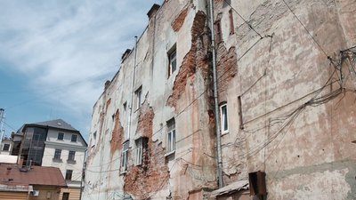 Аварійний будинок на Руській, 6 у Чернівцях капітально вілреставрують Аварійний будинок на Руській, 6 у Чернівцях капітально вілреставрують