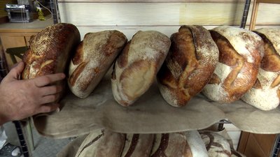Випікає крафтовий хліб за французьким рецептом. Денис Крамаренко. СУСПІЛЬНЕ | ЛЮДИ Випікає крафтовий хліб за французьким рецептом. Денис Крамаренко. СУСПІЛЬНЕ | ЛЮДИ