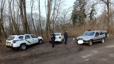 У тернопільському парку поліцейські затримали людей, які збирали сік і пошкодили 80 беріз У тернопільському парку поліцейські затримали людей, які збирали сік і пошкодили 80 беріз