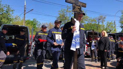 Потрапили під обстріл на Херсонщині. У Миколаєві попрощалися з саперами Потрапили під обстріл на Херсонщині. У Миколаєві попрощалися з саперами