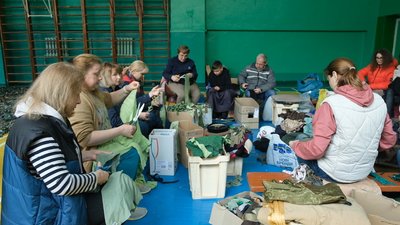 "Тканина зелених та темних кольорів". У волонтерському центрі Вінниці плетуть маскувальні сітки "Тканина зелених та темних кольорів". У волонтерському центрі Вінниці плетуть маскувальні сітки