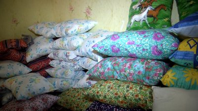 Шиють подушки, балаклави, рукавиці: літні люди у Житомирі допомагають військовим Шиють подушки, балаклави, рукавиці: літні люди у Житомирі допомагають військовим