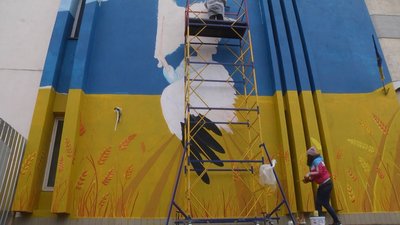 Матеріал для створення композиції – фасадна фарба, яка витримує будь-яку погоду, каже художниця Олена Янко. Фото: Суспільне Матеріал для створення композиції – фасадна фарба, яка витримує будь-яку погоду, каже художниця Олена Янко. Фото: Суспільне