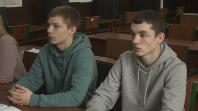 Студент коледжу Іван (праворуч) кілька місяців був в окупації. Каже, відмовлявся від пропозицій окупантів залишитися.