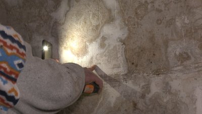 На Франківщині у Рогатині знайшли написи в'язнів на стінах катівні НКВС На Франківщині у Рогатині знайшли написи в'язнів на стінах катівні НКВС