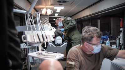 "Запитують, коли ми приїдемо знову". Як стоматологи з Буковини лікують бійців за 25 км від лінії фронту "Запитують, коли ми приїдемо знову". Як стоматологи з Буковини лікують бійців за 25 км від лінії фронту