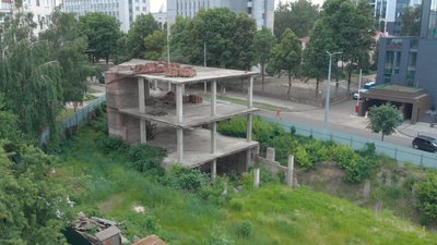 У Чернігові замість недобудови меблевого магазину хочуть звести багатоповерхівку