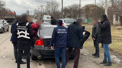 Військового офіцера, якого підозрюють в отриманні хабаря на Хмельниччині, взяли під варту