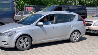 На автозаправках Тернополя люди годинами стоять у чергах На автозаправках Тернополя люди годинами стоять у чергах