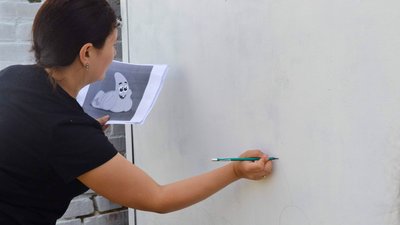 У Пантаївці місцеві жителі розмалювали будинок персонажами з дитячих мультиків