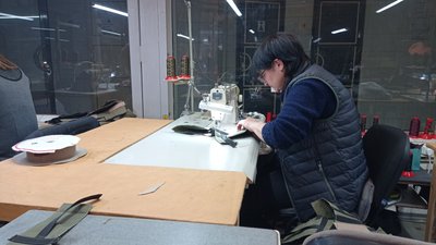 У Полтаві шиють тактичні підсумки для військових У Полтаві шиють тактичні підсумки для військових