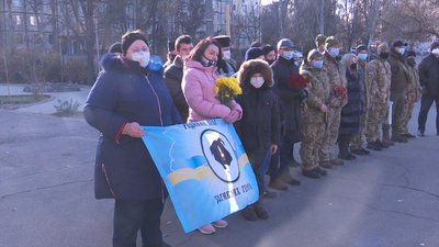 Вшанувати пам'ять Артема Санжаровця зібралося близько пів сотні людей Вшанувати пам'ять Артема Санжаровця зібралося близько пів сотні людей