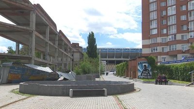 У Дніпрі «ультраси» самотужки наводять лад на бульварі імені тренера «Дніпра» Кучеревського У Дніпрі «ультраси» самотужки наводять лад на бульварі імені тренера «Дніпра» Кучеревського