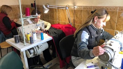 У селі на Тернопільщині шиють українські прапори У селі на Тернопільщині шиють українські прапори