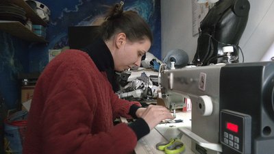 В Івано-Франківську подружжя з Донбасу виготовляє тактичний захист для військових В Івано-Франківську подружжя з Донбасу виготовляє тактичний захист для військових
