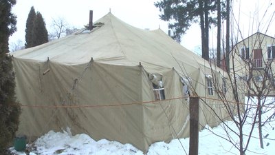 На території Хмельницького міського центру соціальної підтримки та адаптації віднедавна з'явився мобільний пункт обігріву. На території Хмельницького міського центру соціальної підтримки та адаптації віднедавна з'явився мобільний пункт обігріву.