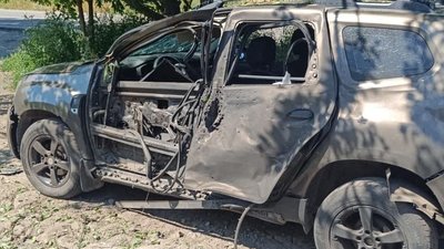 Пошкоджена автівка після удару росіян FPV-дроном по Руській Лозовій 30 червня 2026 року