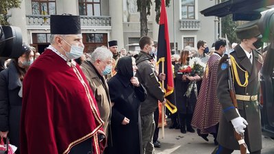 Прийшли попрощатися сотні людей. На Прикарпатті ховають загиблого на Донбасі бійця Прийшли попрощатися сотні людей. На Прикарпатті ховають загиблого на Донбасі бійця