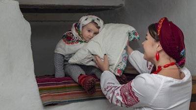 Столітнє вбрання: на Волині більше сотні жінок сфотографувалися у стародавніх хустках Столітнє вбрання: на Волині більше сотні жінок сфотографувалися у стародавніх хустках