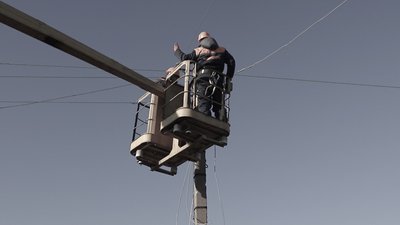"Ми працюємо на своєму фронті" – енергетики Житомирщини про відновлення ліній електропередач на Херсонщині "Ми працюємо на своєму фронті" – енергетики Житомирщини про відновлення ліній електропередач на Херсонщині
