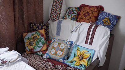 "Вишиванка — це оберіг": мисткиня з Вінниччини чекає трьох синів з війни "Вишиванка — це оберіг": мисткиня з Вінниччини чекає трьох синів з війни