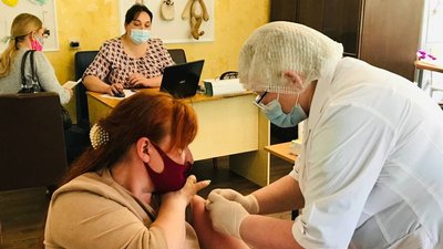 У Кропивницькому вакцинували працівників шкіл від коронавірусу