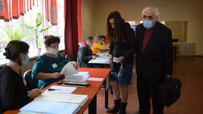 Ярослав Штоковецький – незрячий, на дільницю прийшов у супроводі своєї доньки Ярослав Штоковецький – незрячий, на дільницю прийшов у супроводі своєї доньки