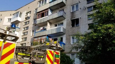 У райцентрі Житомирщини сталася пожежа у квартирі – власницю оселі госпіталізували до реанімації