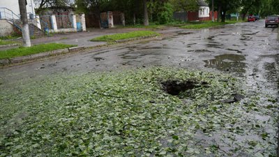 "Ми тільки чуємо – все сиплеться, руйнується". Мешканці Білопілля розповіли про обстріли керованими бомбами та "Градами" "Ми тільки чуємо – все сиплеться, руйнується". Мешканці Білопілля розповіли про обстріли керованими бомбами та "Градами"