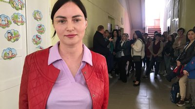 Жінка розповідає про проблеми з навчанням дітей
