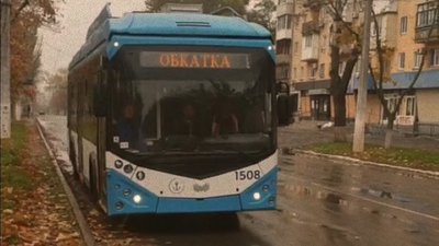 "Російське не працює". Окупанти в Маріуполі запускають вцілілі тролейбуси з автономним ходом