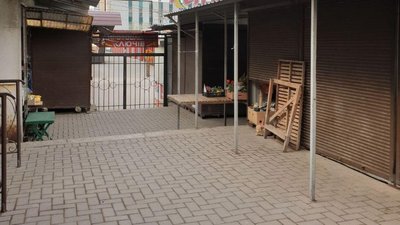 Ринки у Кропивницькому закриті: продавці рахують збитки, покупці шикуються в черги до магазинів